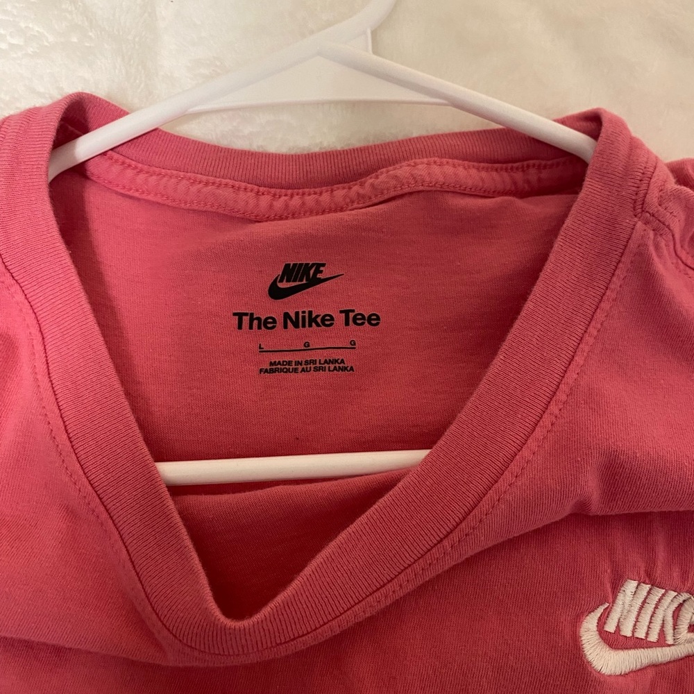 Nike Women’s Sportswear Shirt - Picture 3 of 3
